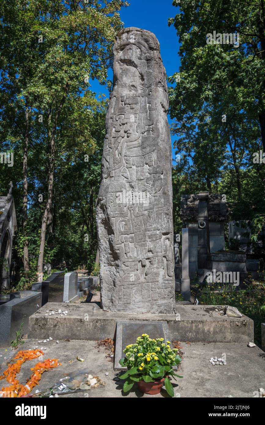 Monumento a Miguel Ángel Asturias Rosales, poeta-diplomatico guatemalteco vincitore del premio Nobel, romanziere, cimitero di Pere Lachaise, Parigi, Francia Foto Stock