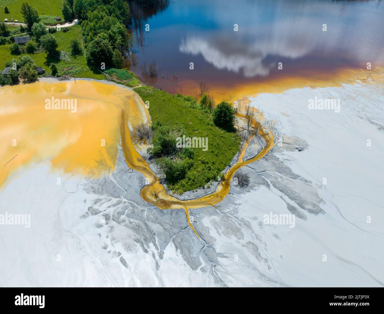 Immagine dal Lago Geamana - Un laghetto di chiodatura tossico della cava di rame di Rosia Poieni nella contea di Alba, Romania Foto Stock