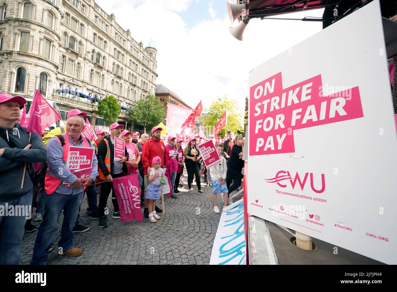 I membri della Communication Workers Union (CWU) dimostrano durante uno sciopero al di fuori del municipio di Belfast. I lavoratori di Royal Mail, BT e i giornalisti di alcuni giornali sono in sciopero mercoledì in mezzo a un'azione industriale continua in tutto il paese su salari, posti di lavoro e condizioni. Data immagine: Mercoledì 31 agosto 2022. Foto Stock