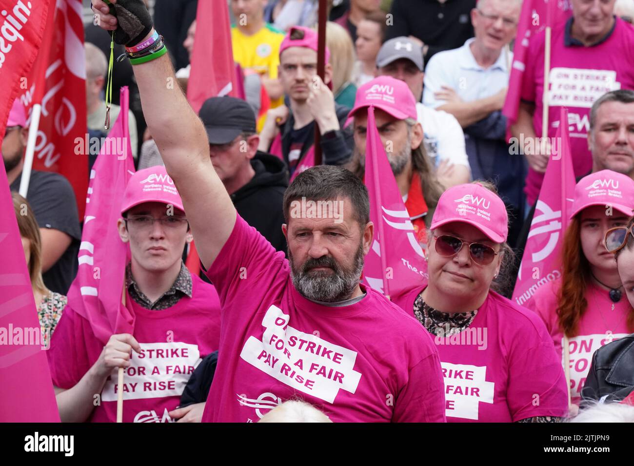 I membri della Communication Workers Union (CWU) dimostrano durante uno sciopero al di fuori del municipio di Belfast. I lavoratori di Royal Mail, BT e i giornalisti di alcuni giornali sono in sciopero mercoledì in mezzo a un'azione industriale continua in tutto il paese su salari, posti di lavoro e condizioni. Data immagine: Mercoledì 31 agosto 2022. Foto Stock
