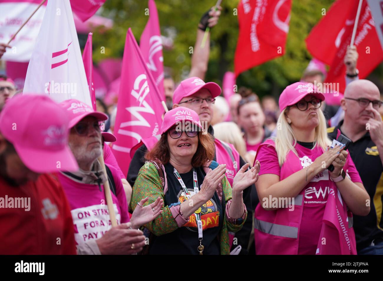 I membri della Communication Workers Union (CWU) dimostrano durante uno sciopero al di fuori del municipio di Belfast. I lavoratori di Royal Mail, BT e i giornalisti di alcuni giornali sono in sciopero mercoledì in mezzo a un'azione industriale continua in tutto il paese su salari, posti di lavoro e condizioni. Data immagine: Mercoledì 31 agosto 2022. Foto Stock