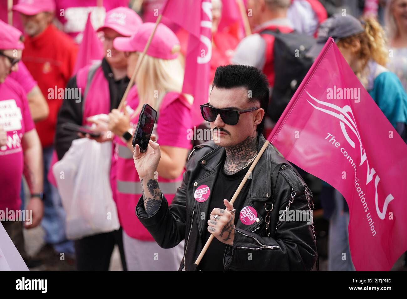 I membri della Communication Workers Union (CWU) dimostrano durante uno sciopero al di fuori del municipio di Belfast. I lavoratori di Royal Mail, BT e i giornalisti di alcuni giornali sono in sciopero mercoledì in mezzo a un'azione industriale continua in tutto il paese su salari, posti di lavoro e condizioni. Data immagine: Mercoledì 31 agosto 2022. Foto Stock