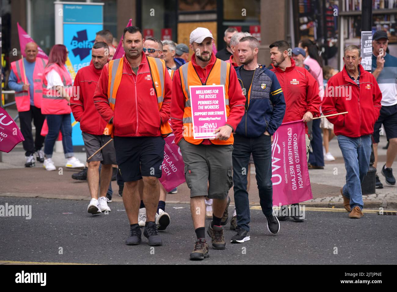 I membri della Communication Workers Union (CWU) dimostrano durante uno sciopero al di fuori del municipio di Belfast. I lavoratori di Royal Mail, BT e i giornalisti di alcuni giornali sono in sciopero mercoledì in mezzo a un'azione industriale continua in tutto il paese su salari, posti di lavoro e condizioni. Data immagine: Mercoledì 31 agosto 2022. Foto Stock