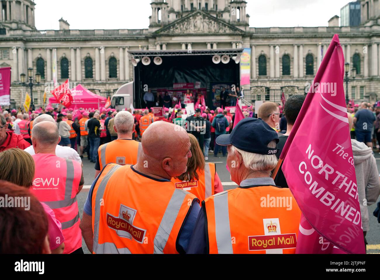 I membri della Communication Workers Union (CWU) dimostrano durante uno sciopero al di fuori del municipio di Belfast. I lavoratori di Royal Mail, BT e i giornalisti di alcuni giornali sono in sciopero mercoledì in mezzo a un'azione industriale continua in tutto il paese su salari, posti di lavoro e condizioni. Data immagine: Mercoledì 31 agosto 2022. Foto Stock
