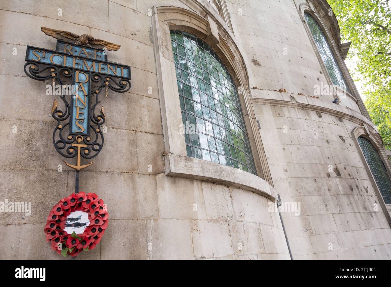 Memoriale RAF all'esterno della chiesa St Clement Danes di Sir Christopher Wren, Strand, Londra, Inghilterra, Regno Unito Foto Stock