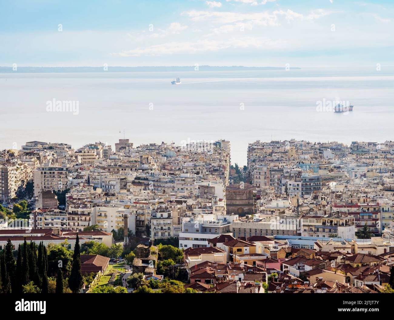 Vista dalla città alta verso il lungomare e il Golfo di Thermaic, Salonicco, Macedonia centrale, Grecia Foto Stock