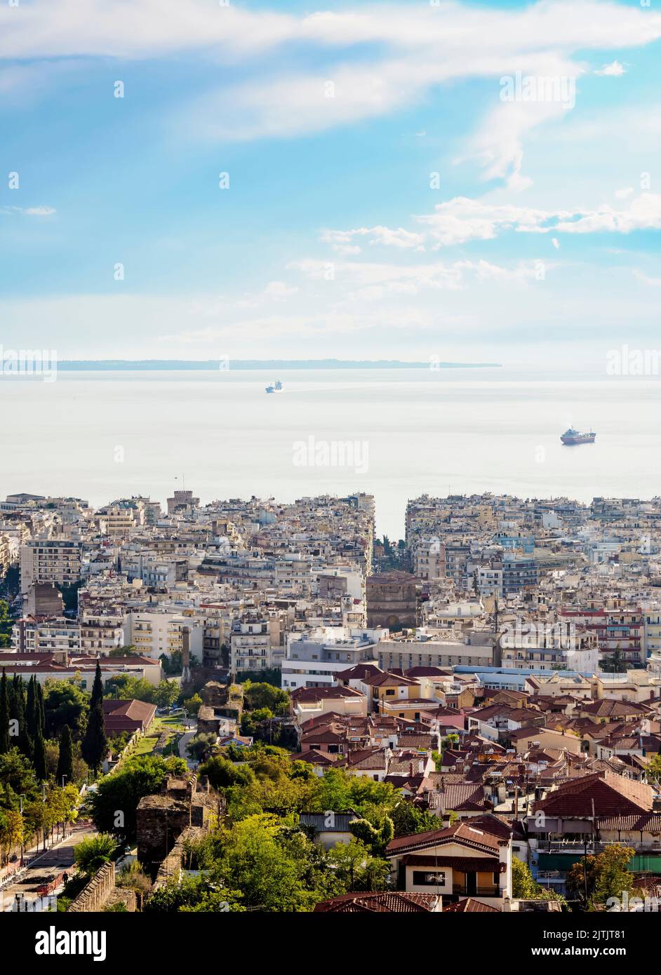 Vista dalla città alta verso il lungomare e il Golfo di Thermaic, Salonicco, Macedonia centrale, Grecia Foto Stock