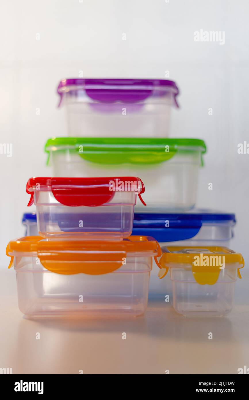 Contenitori colorati per alimenti impilati l'uno sull'altro Foto Stock