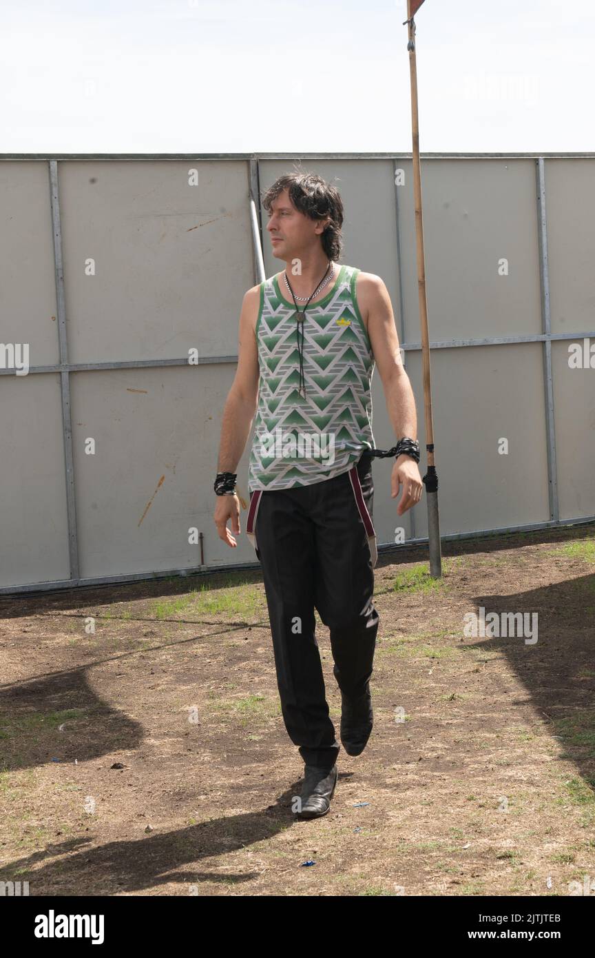 Carl Barat camminando rilassato backstage al Victorious Festival 2022 Foto Stock