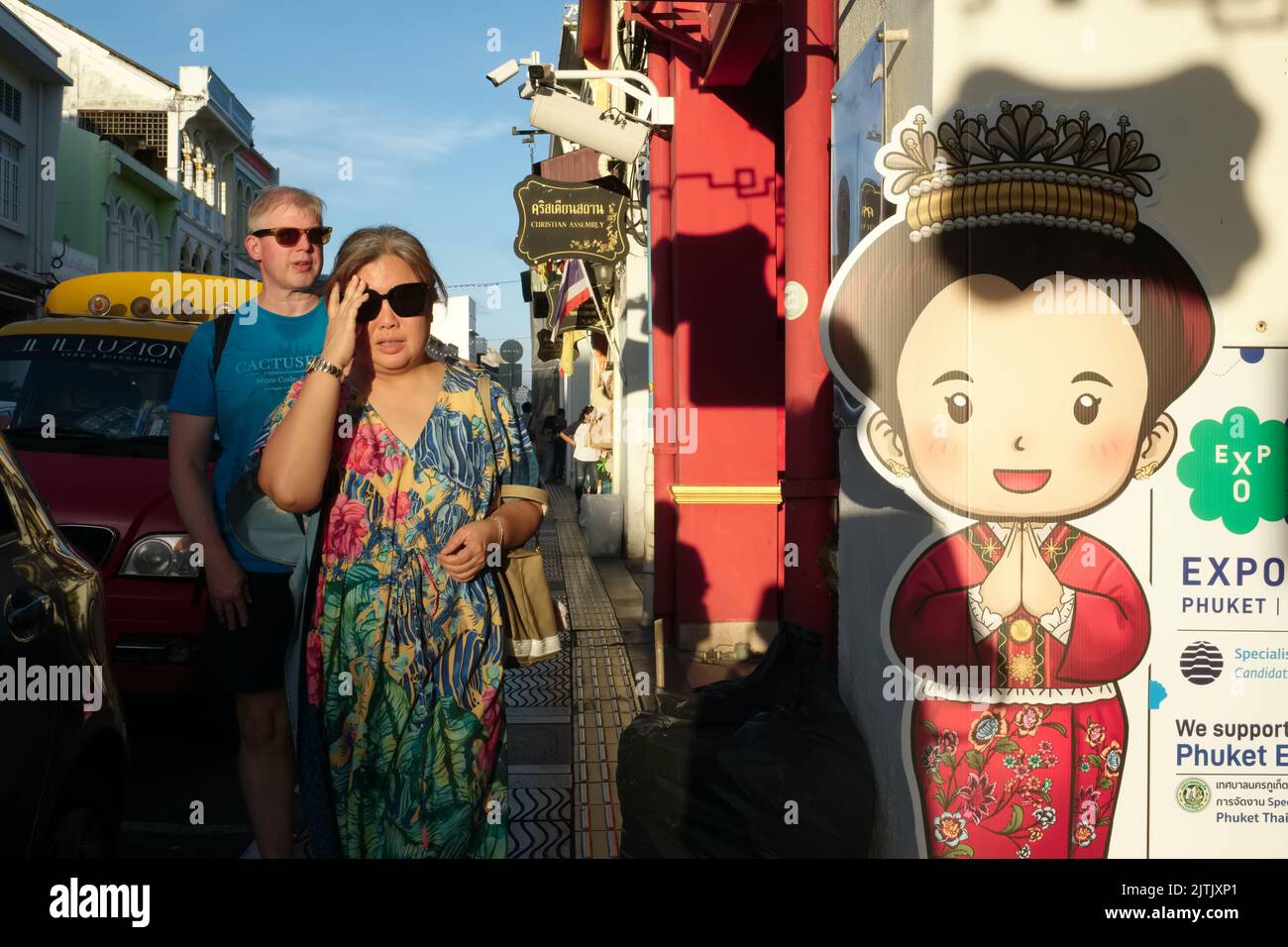 I turisti occidentali visitano Thalang Road nella zona della Città Vecchia di Phuket, Thailandia, una strada fiancheggiata da ristoranti, pub, caffè e boutique Foto Stock