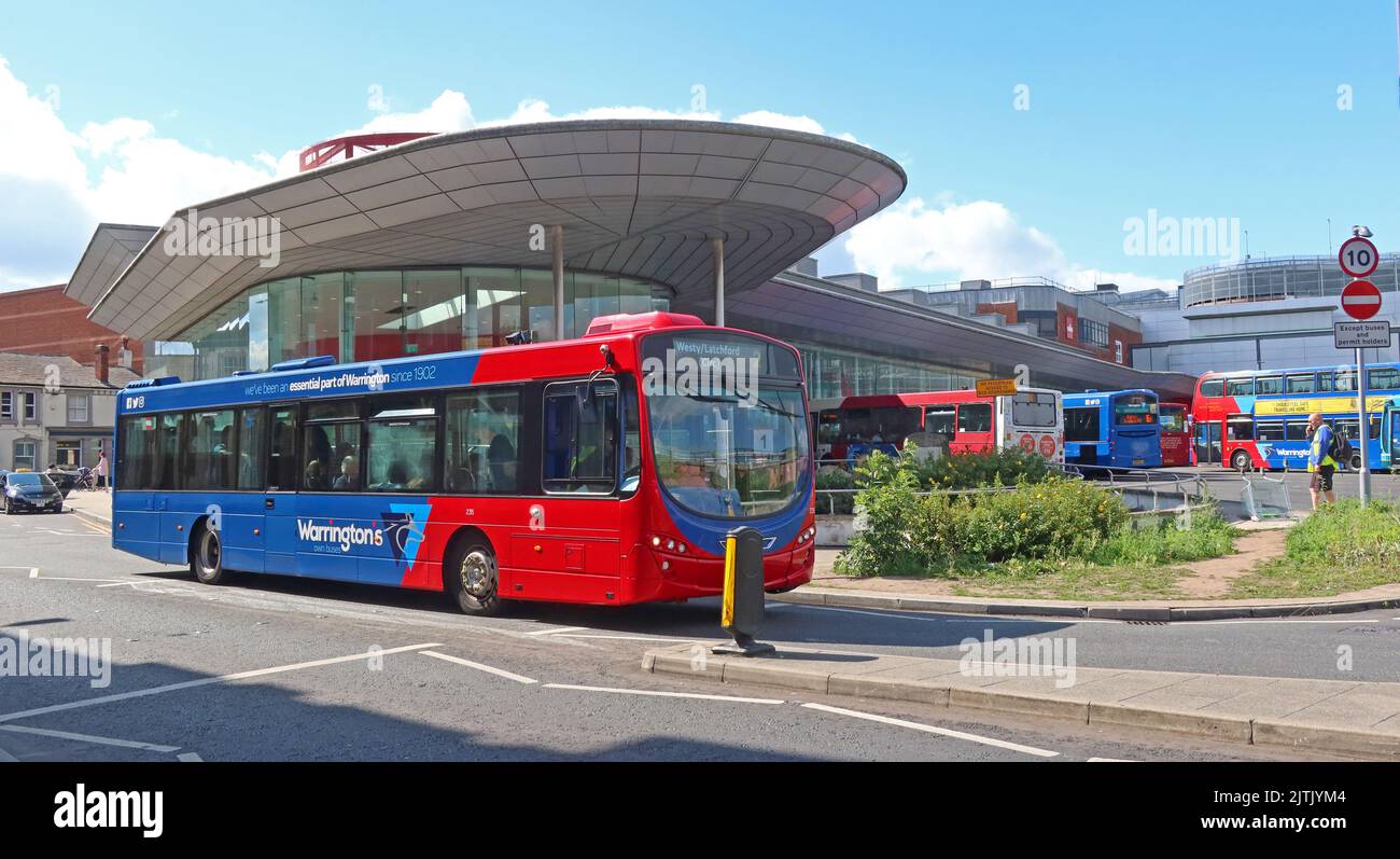 Stazione centrale degli autobus di Warrington Interchange, centro città, Horsemarket St, Warrington, Cheshire, INGHILTERRA, REGNO UNITO, WA2 7TS Foto Stock