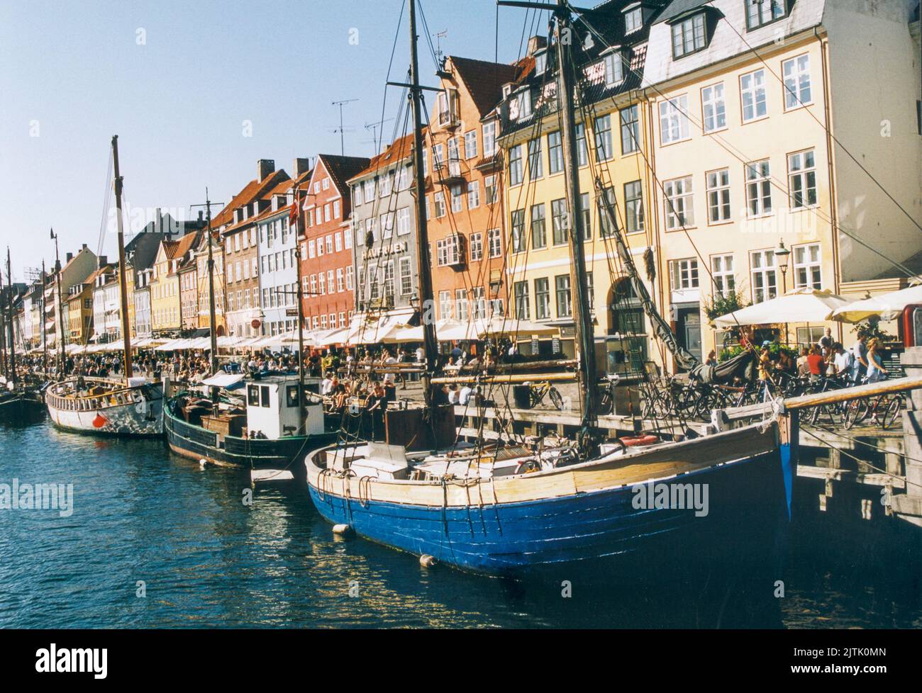 COPENHAGEN Nyhavn con i suoi piccoli caffè e bar lungo l'area del porto Foto Stock