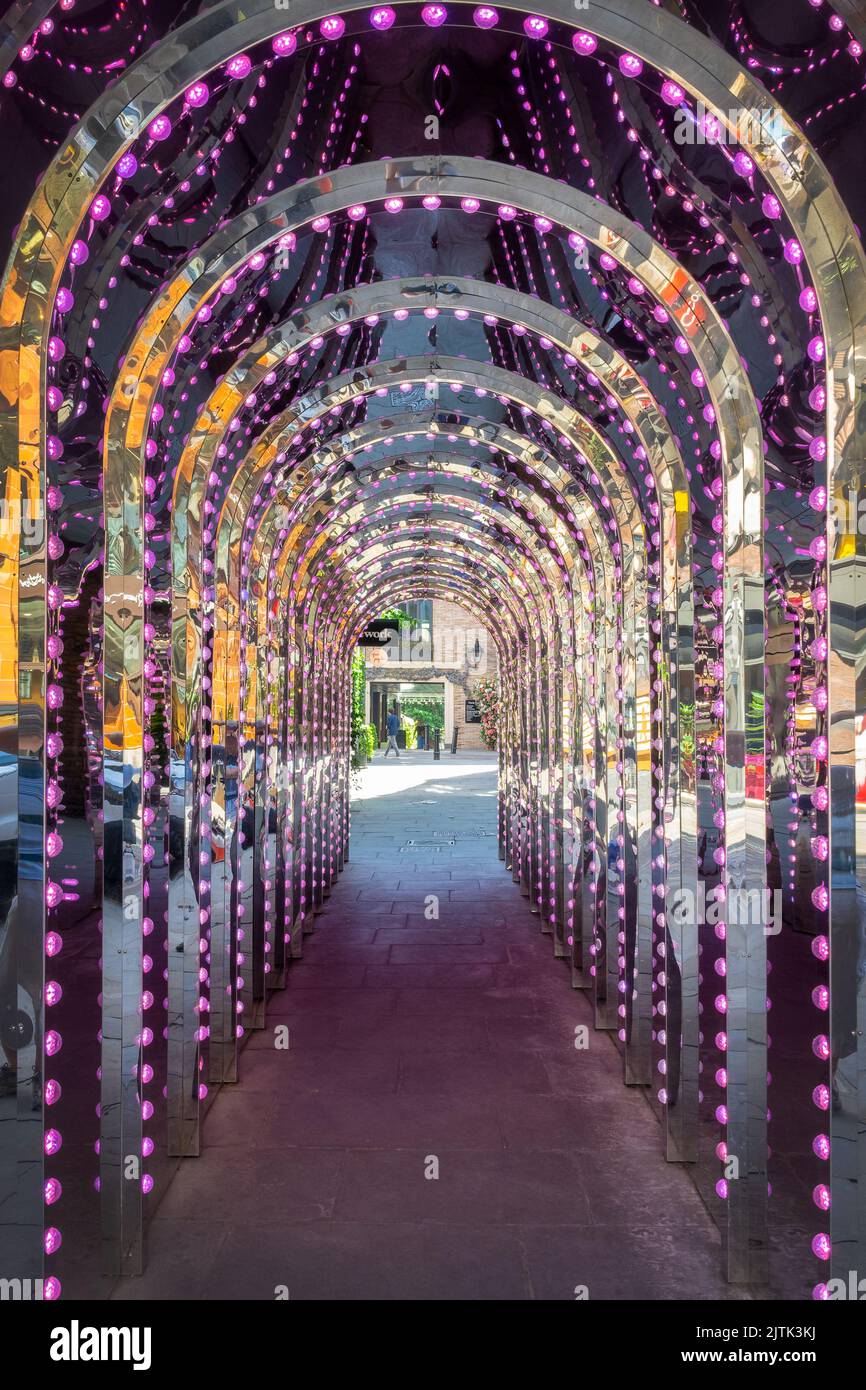 Camera Infinity, un colorato tunnel luminoso a Covent Garden, Londra, Regno Unito Foto Stock