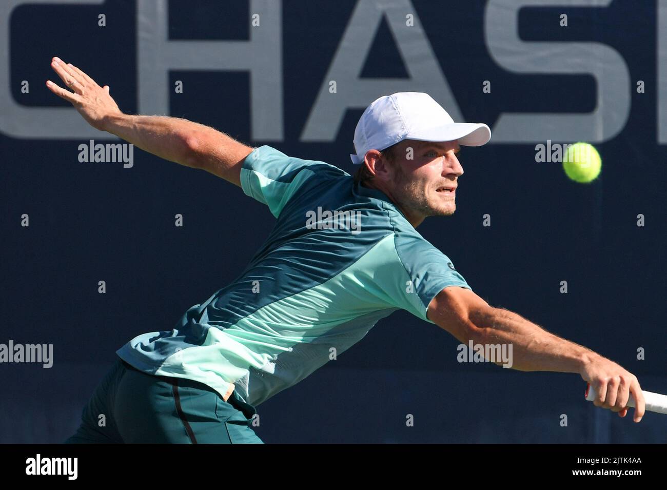 New York, Stati Uniti. 30th ago, 2022. David Goffin del Belgio in azione contro Lorenzo Musetti d'Italia durante il secondo giorno degli US Open all'USTA Billie Jean King National Tennis Center di New York. Data immagine: Martedì 30 agosto 2022. (Foto di Anthony Behar/Sipa USA) Credit: Sipa USA/Alamy Live News Foto Stock