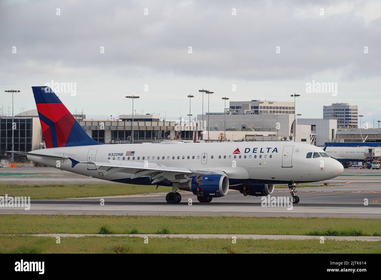 Delta Air Lines Airbus A319-144 jet con registrazione N320NB mostrato rompersi dopo l'atterraggio a LAX. Foto Stock