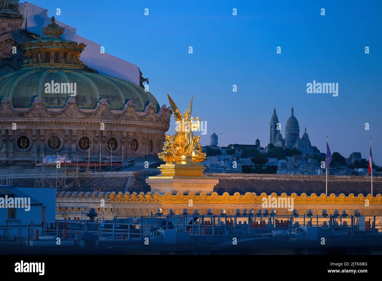 L'Opera Garnier e la Basilica del Sacro cuore al crepuscolo - due famosi punti di riferimento nella scenografica città della luce, Parigi FR Foto Stock