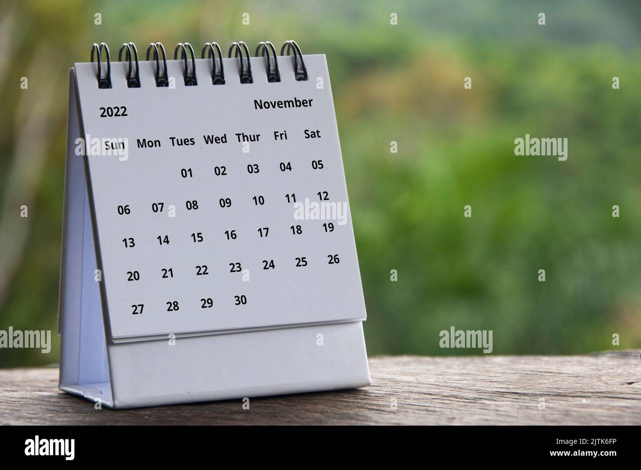 Calendario del mese di novembre con sfondo naturale sfocato. Spazio di copia. Foto Stock