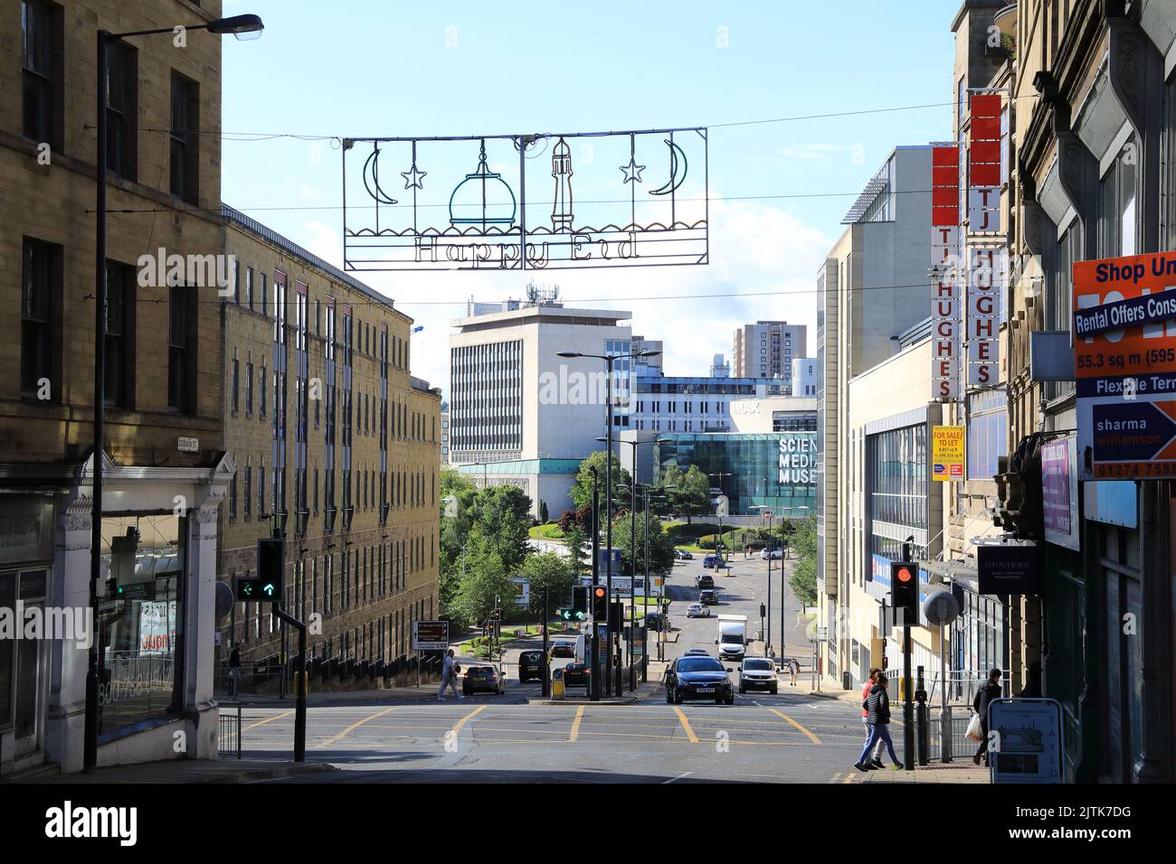 Happy Eid banner nella città multiculturale di Bradford, West Yorkshire, Regno Unito Foto Stock
