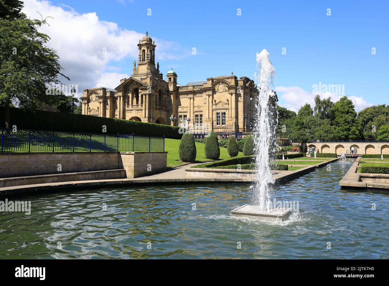 Cartwright Hall, nel Lister Park, visto dai bellissimi giardini Mughal, nella città di Bradford, West Yorkshire, Regno Unito Foto Stock