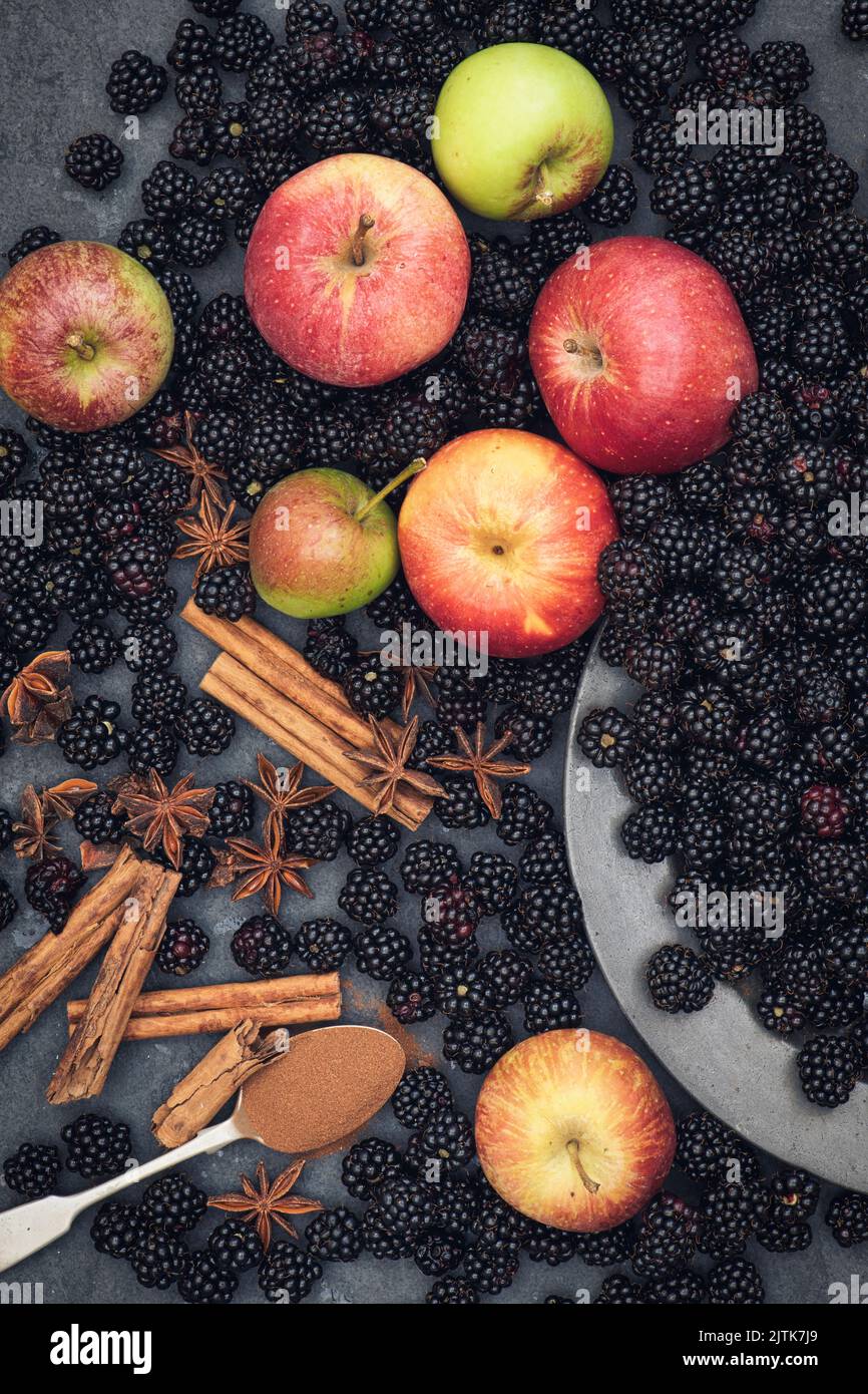 More e mele forate con cannella e anice stellato su ardesia Foto Stock