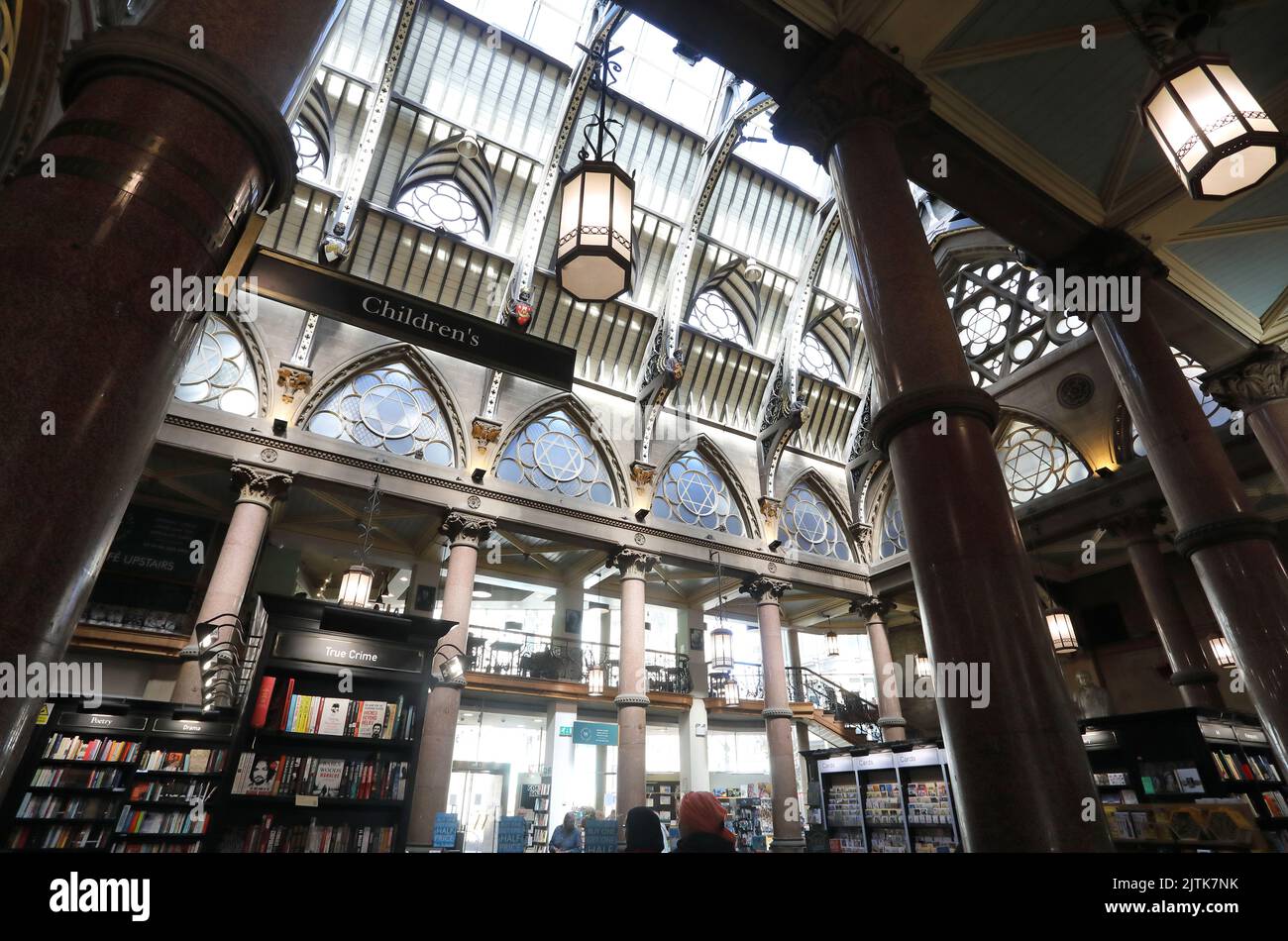 Libreria Waterstones, situata nel magnifico edificio Wool Exchange di Hustlergate, nella città di Bradford, West Yorkshire, Regno Unito Foto Stock