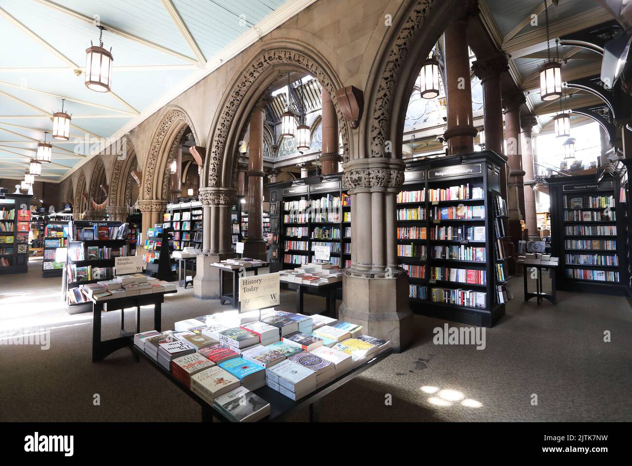 Libreria Waterstones, situata nel magnifico edificio Wool Exchange di Hustlergate, nella città di Bradford, West Yorkshire, Regno Unito Foto Stock