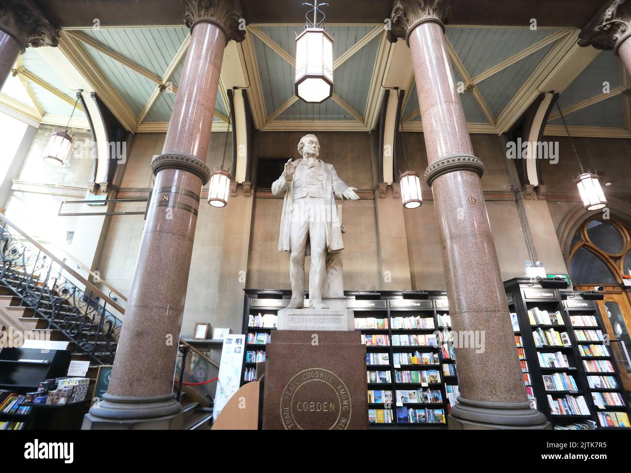 Libreria Waterstones, situata nel magnifico edificio Wool Exchange di Hustlergate, nella città di Bradford, West Yorkshire, Regno Unito Foto Stock