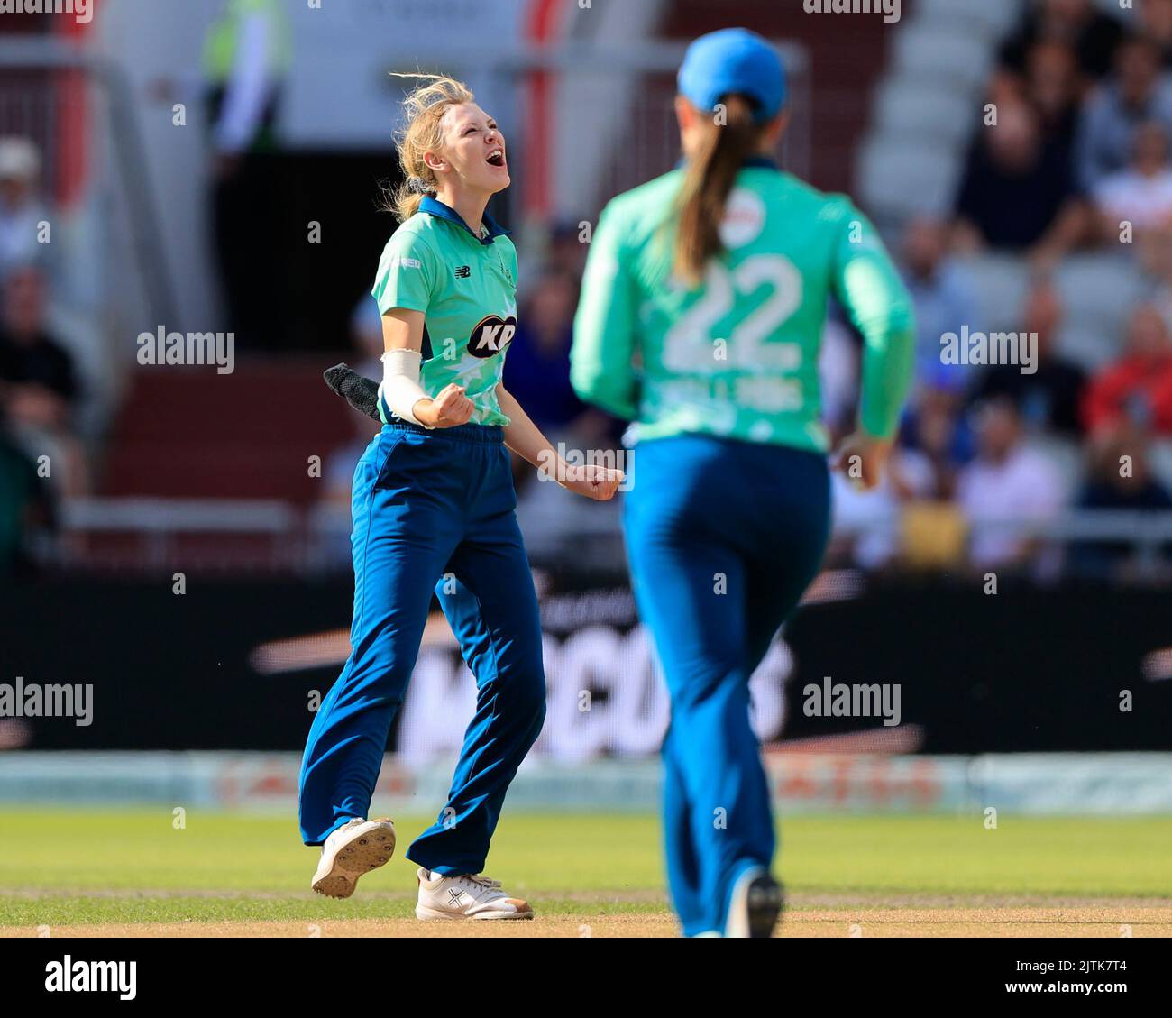 Manchester, Regno Unito. 31st ago, 2022. Sophie Smale of Oval Invincibles celebra la presa del wicket di Emma Lamb of Manchester Originals a Manchester, Regno Unito, il 8/31/2022. (Foto di Conor Molloy/News Images/Sipa USA) Credit: Sipa USA/Alamy Live News Foto Stock