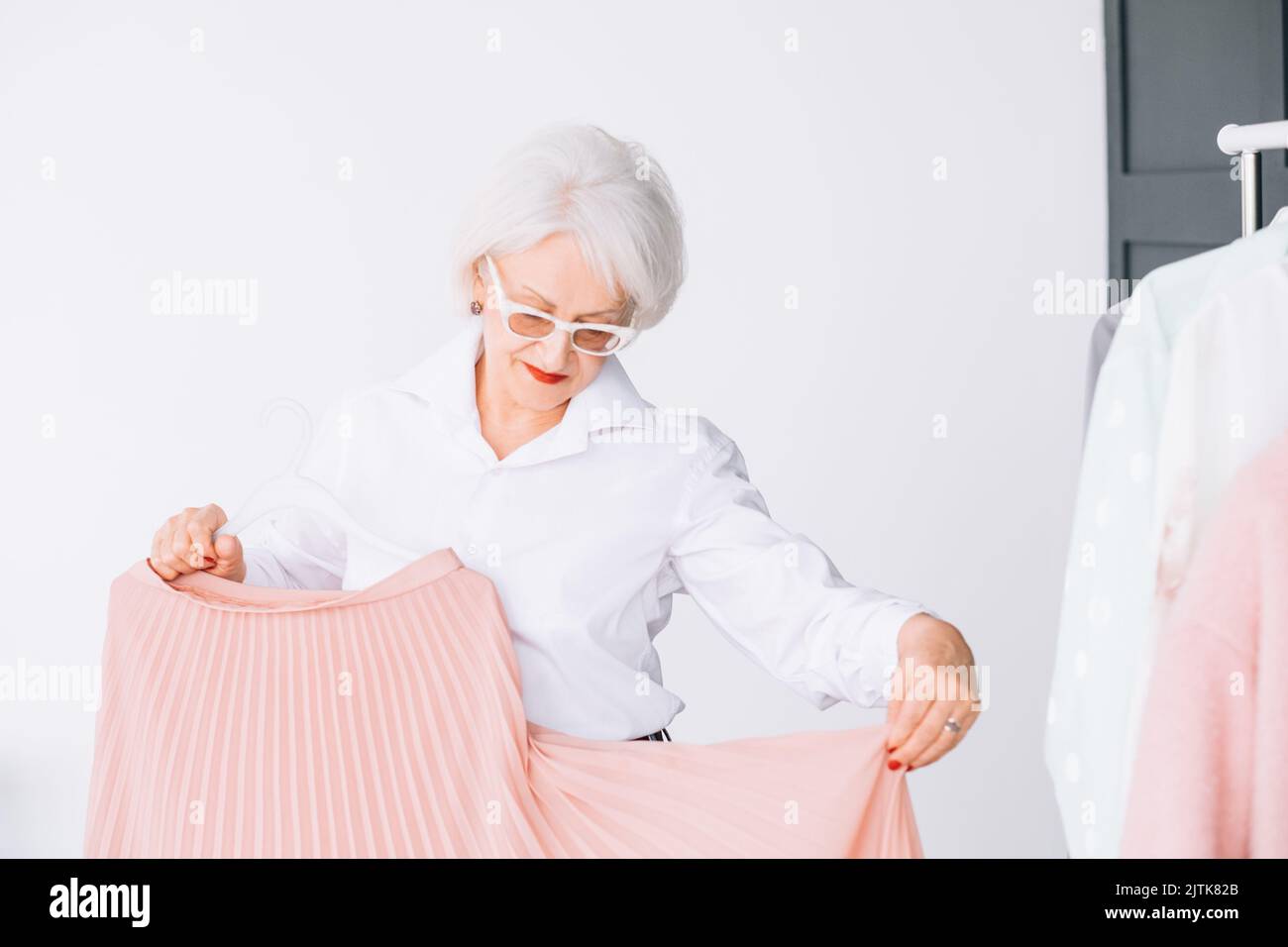 senior lifestyle moda abbigliamento shopping signora Foto Stock