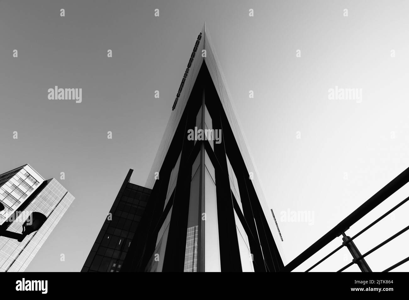 Guardando verso l'alto in un edificio nel centro di Denver in bianco e nero Foto Stock