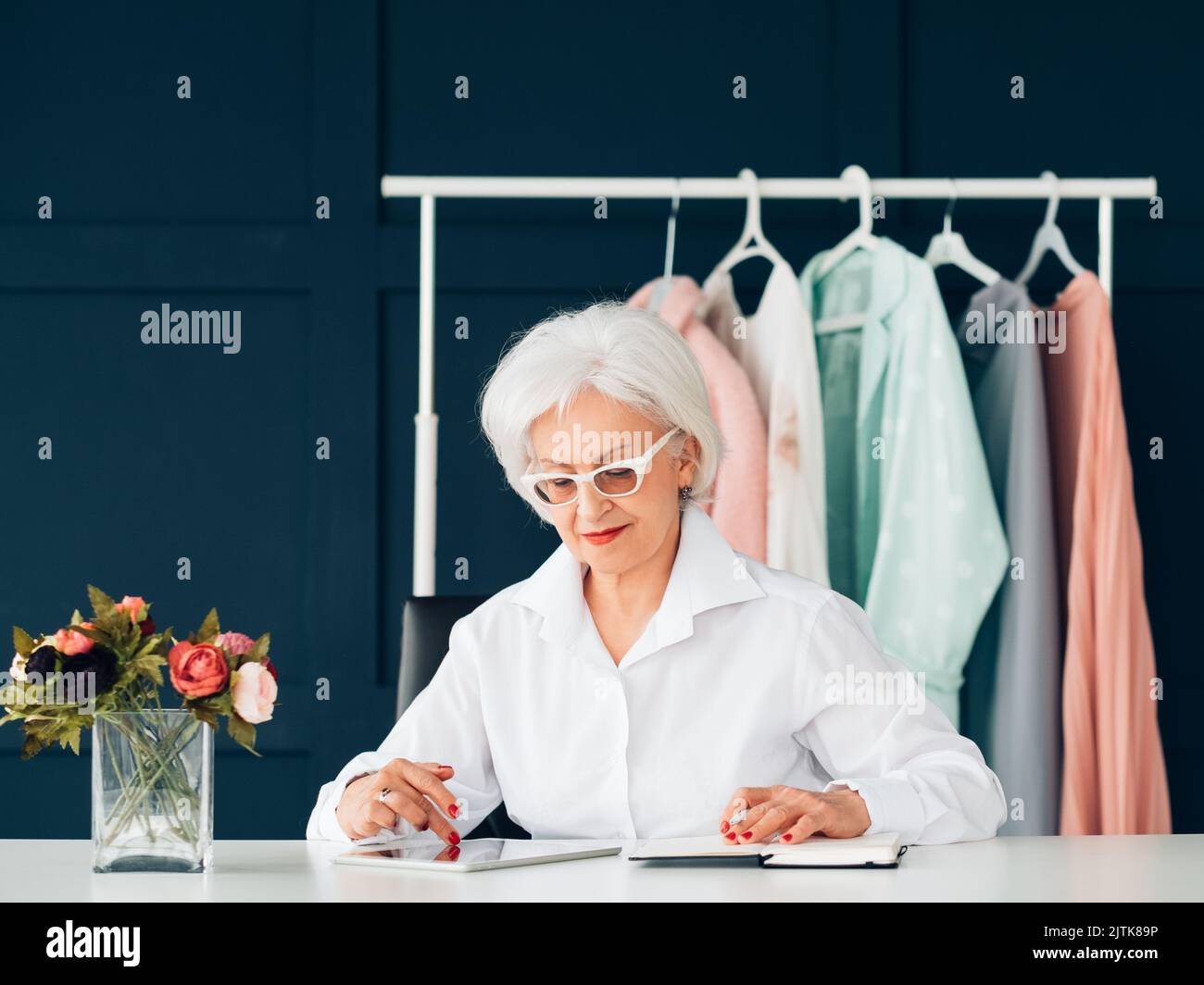 donna anziana ritratto occupato anzianità posto di lavoro Foto Stock