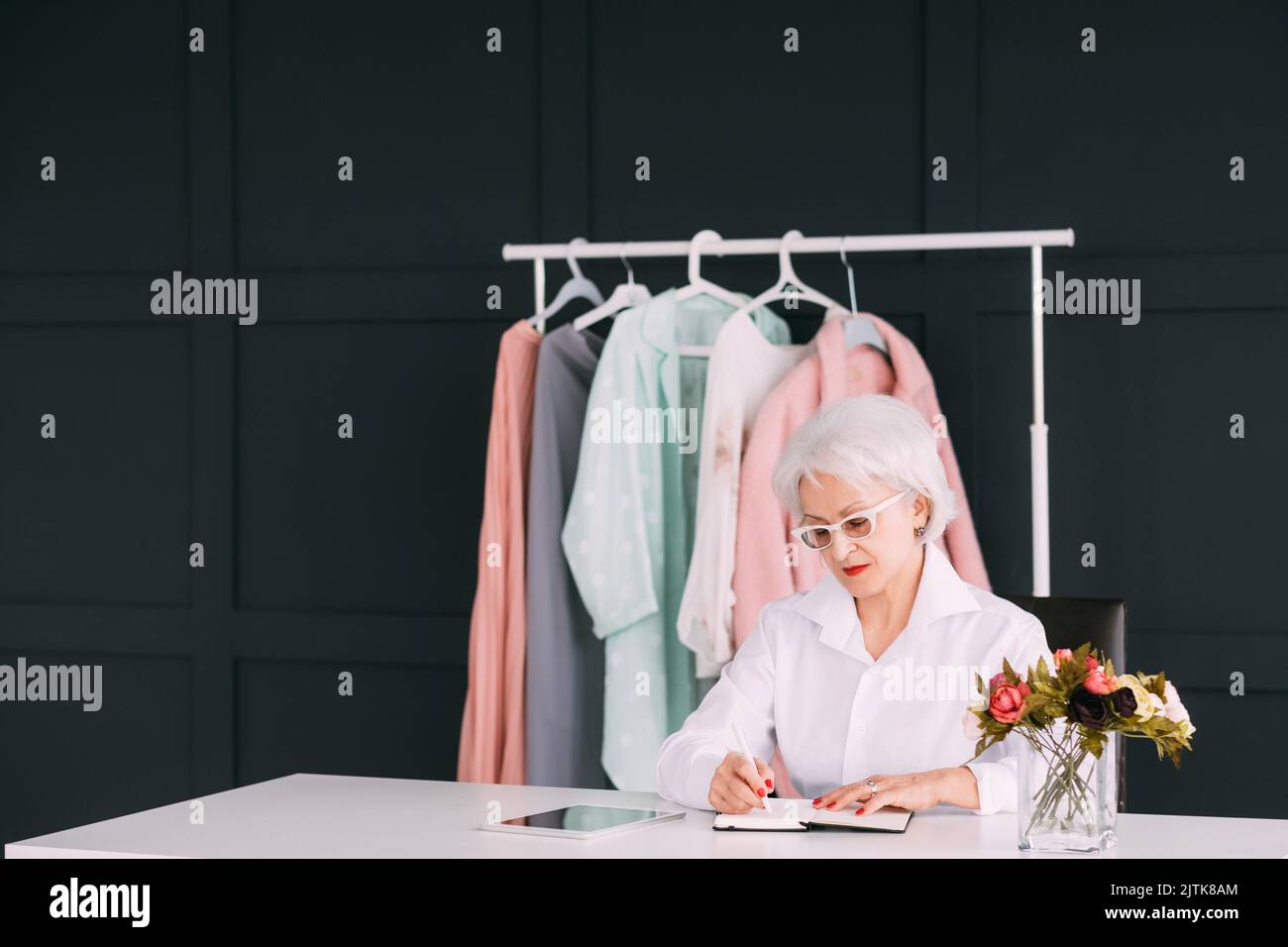 abiti da showroom di anzianità, lavoro per donne d'affari Foto Stock