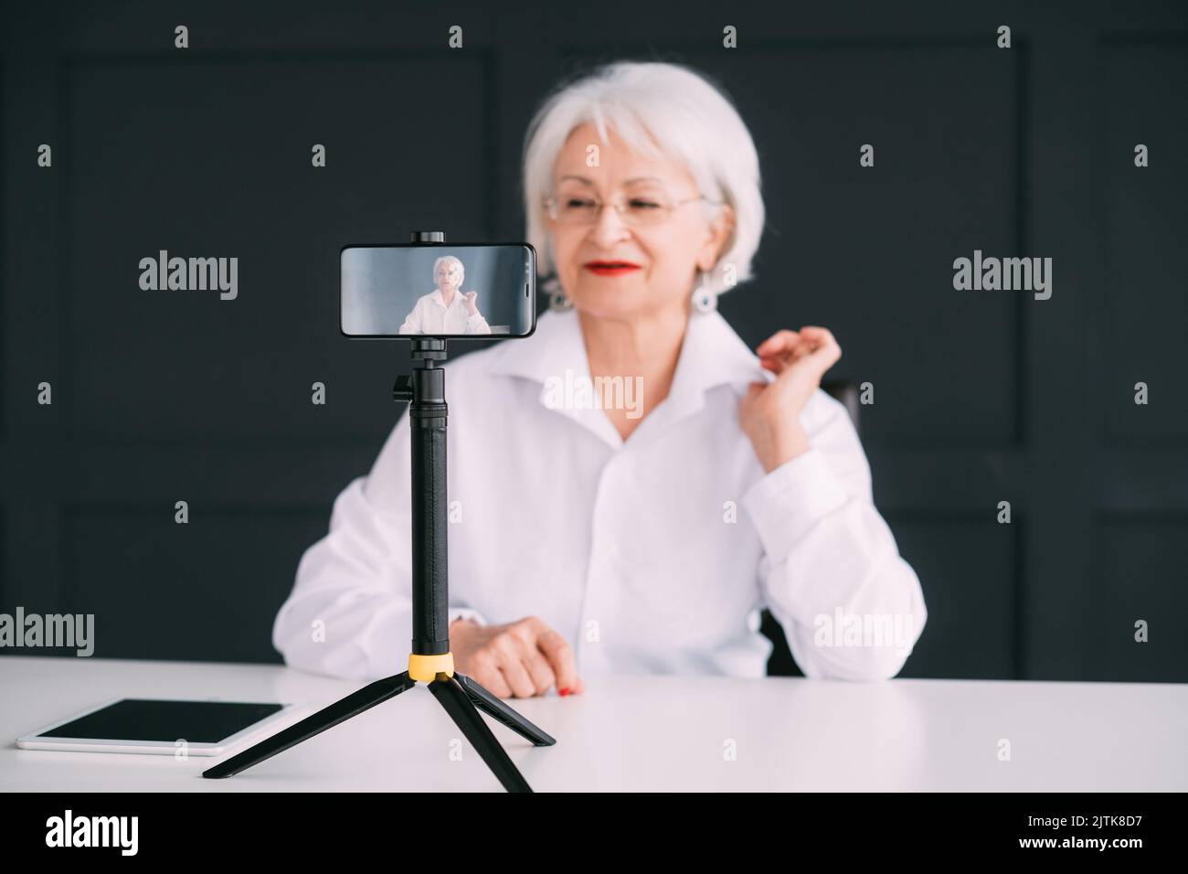 senior business lady blogging sparare video mobile Foto Stock
