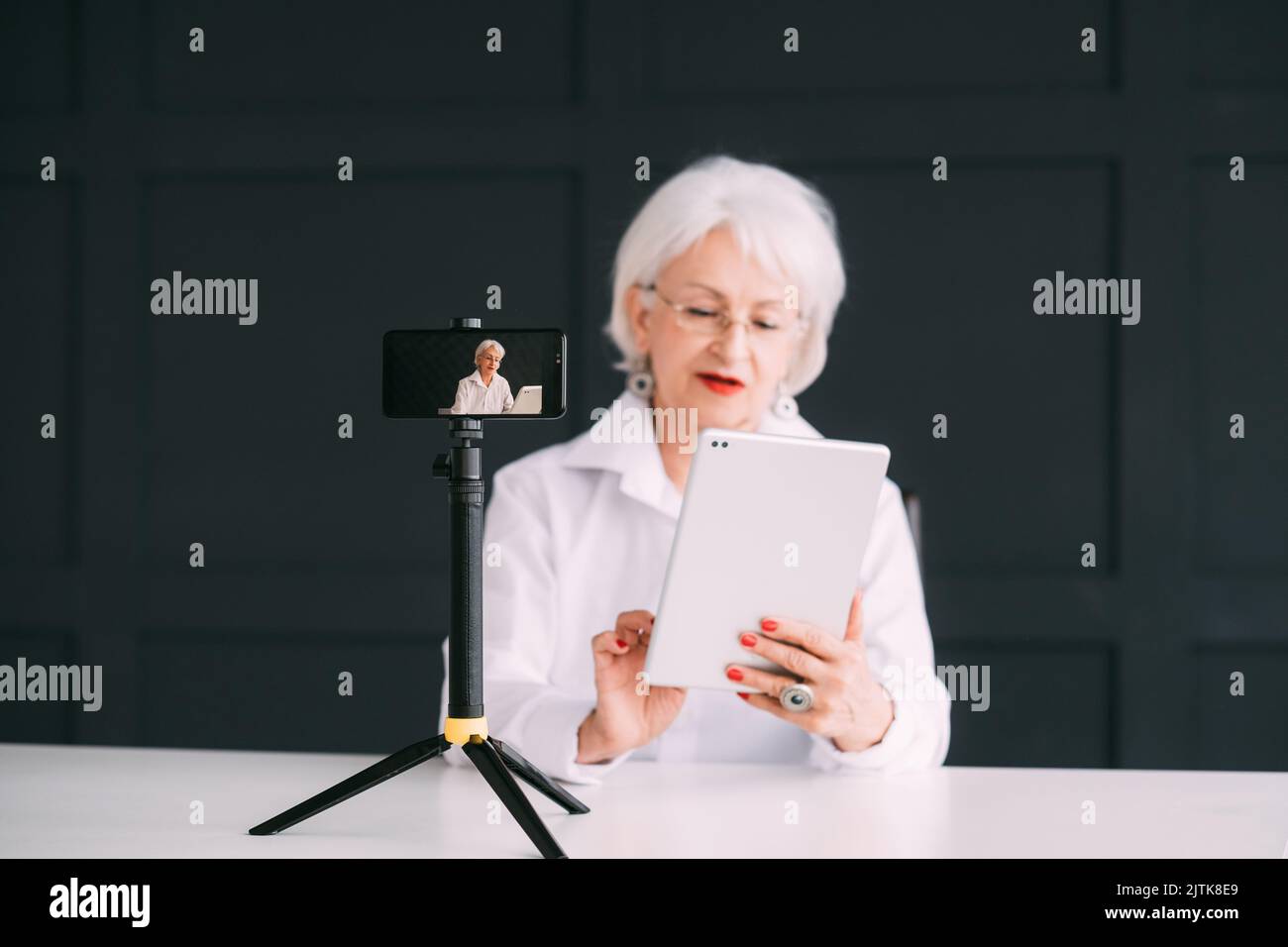 business senior woman blogging video tutorial Foto Stock