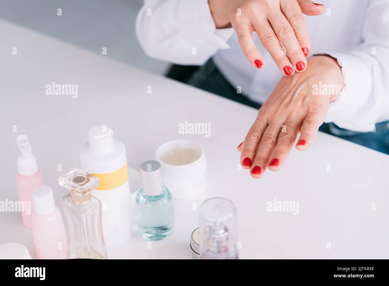 donna anziana cura della pelle cosmetici di bellezza Foto Stock