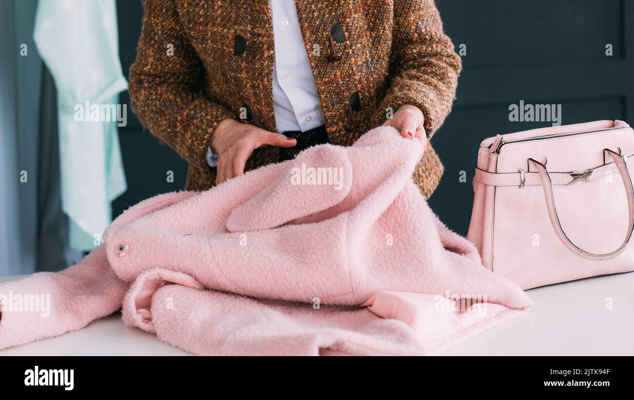 affari senior donna stile moda coach shopping Foto Stock