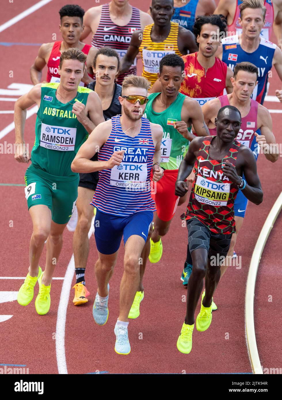 Josh Kerr di GB&NI e Abel Kipsang del Kenya si sono sfidati nelle manche maschili di 1500 m ai Campionati mondiali di atletica, Hayward Field, Eugene, Oregon USA Foto Stock