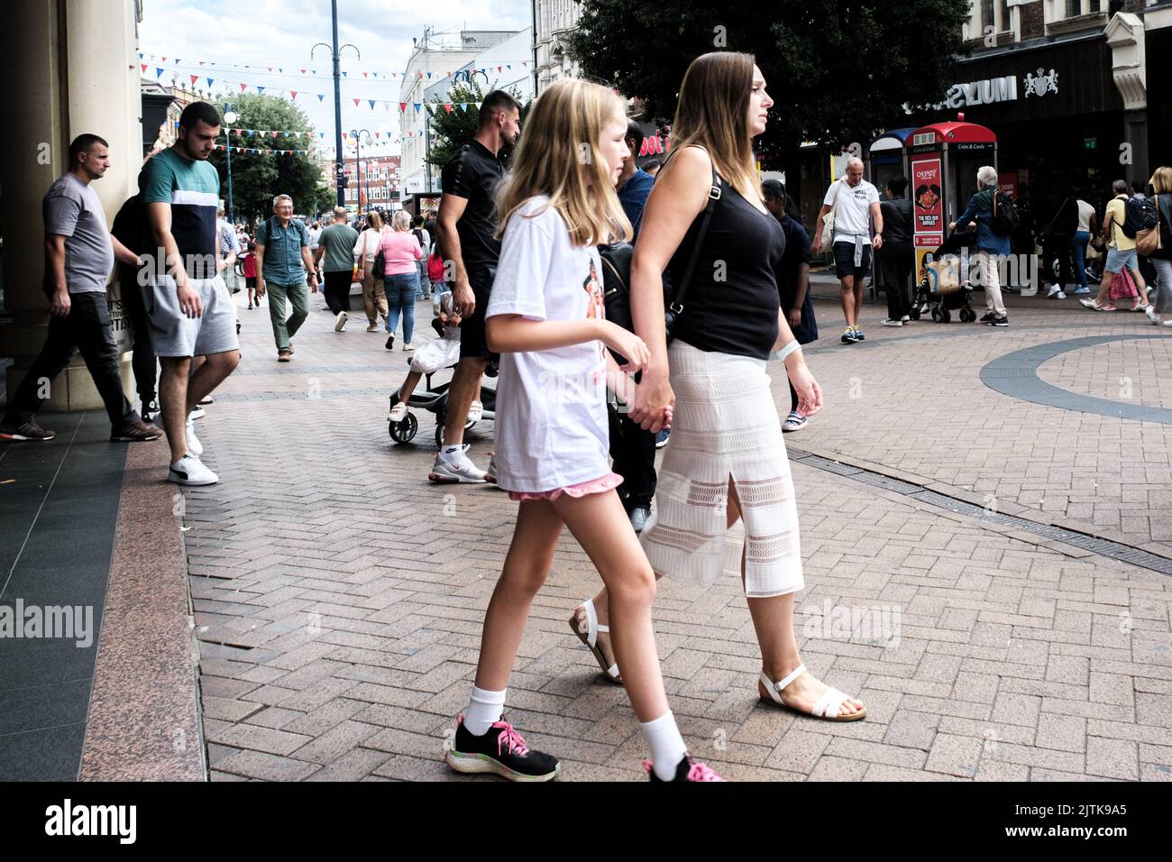 Kingston-upon-Thames, Londra, Regno Unito, agosto 29 2022, gli acquirenti camminano lungo la trafficata High Street Foto Stock