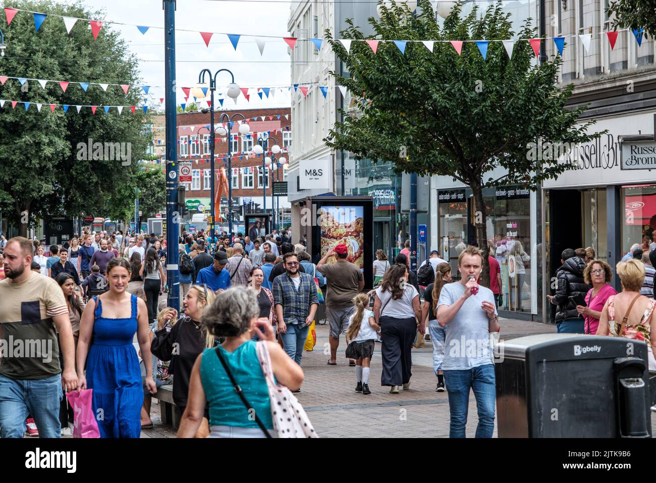 Kingston-upon-Thames, Londra, Regno Unito, agosto 29 2022, acquirenti o consumatori a piedi lungo High Street Foto Stock