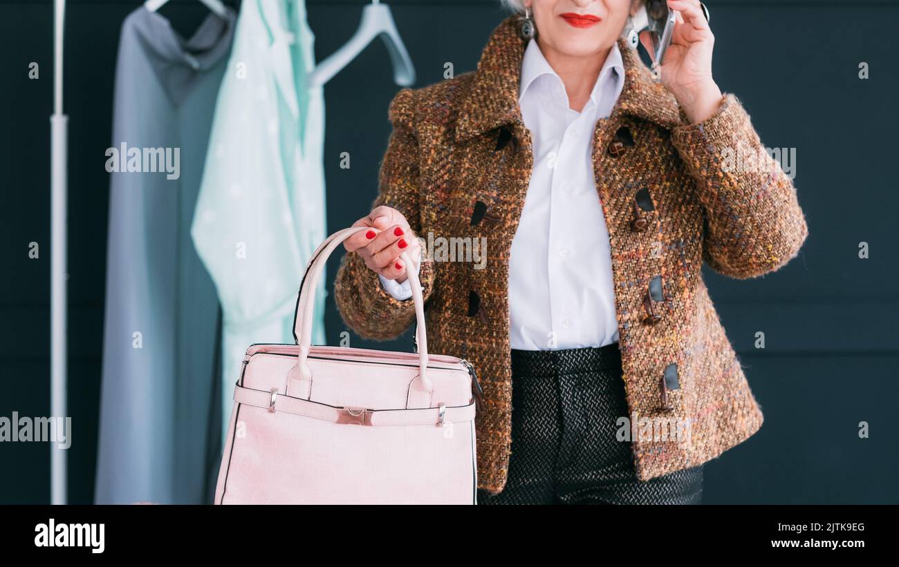 vip shopping showroom moda senior business lady Foto Stock