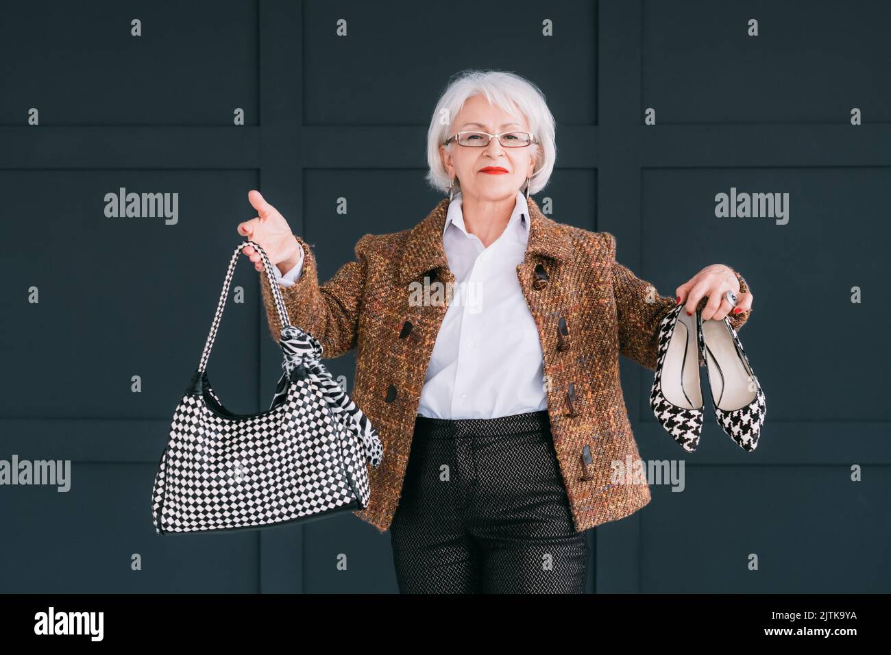 senior stilista moda trendy armadio consulente Foto Stock