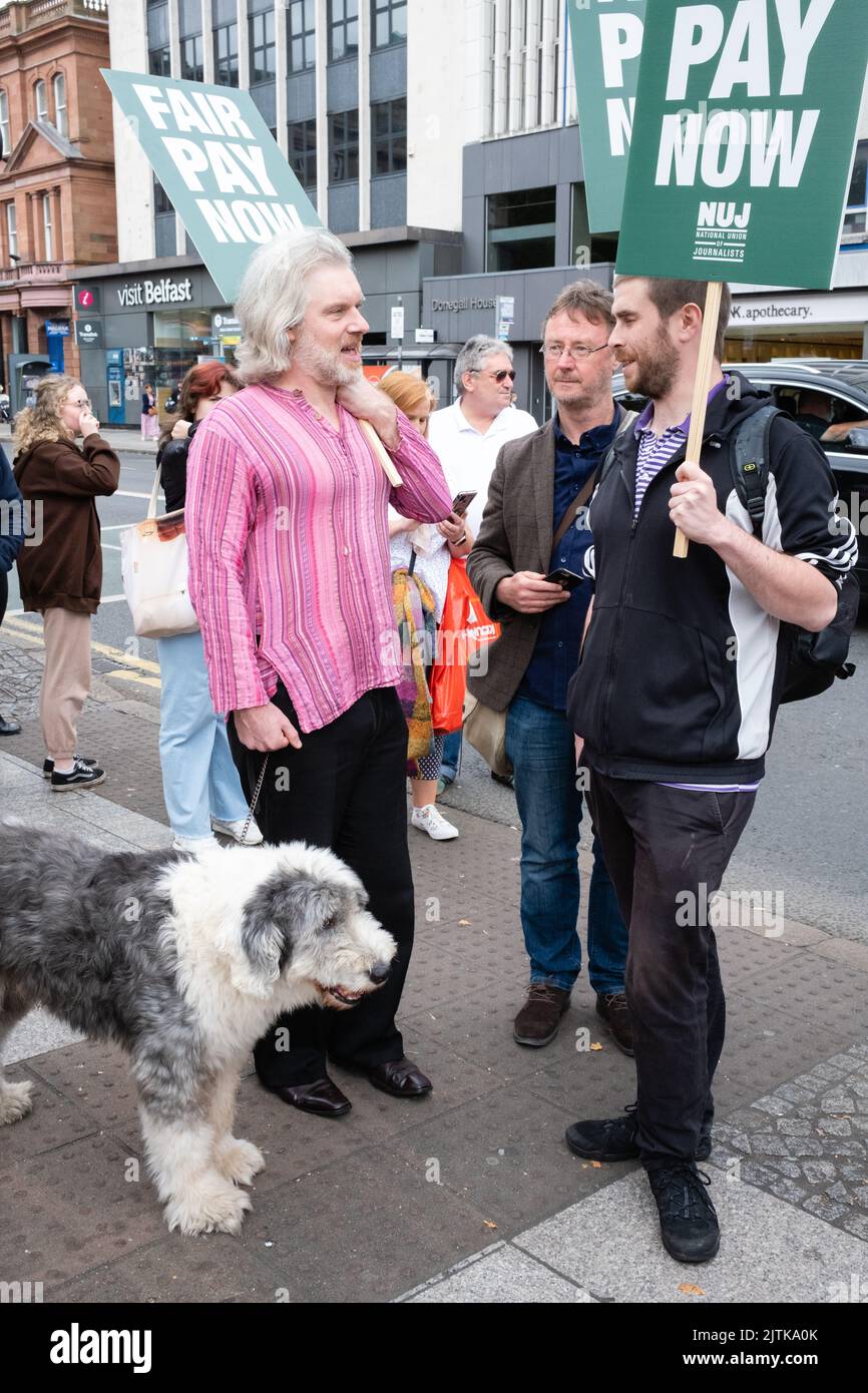 Belfast, Regno Unito. 31 agosto 2022. I membri della National Union of Journalists Holding Fair Pay Now si uniscono agli attivisti riuniti fuori dal municipio di Belfast per chiedere una paga migliore in mezzo all'aumento dei costi della vita durante il Communication Workers Union NI Strike Rally. Foto Stock