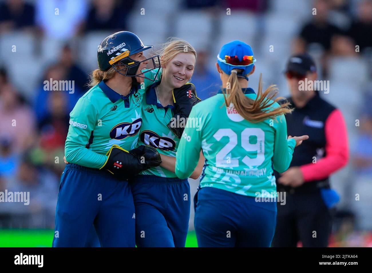 Sophie Smale e Lauren Winfield-Hill di ovale Invincibles celebrano la presa del wicket di Erin Burns di Manchester originali Foto Stock