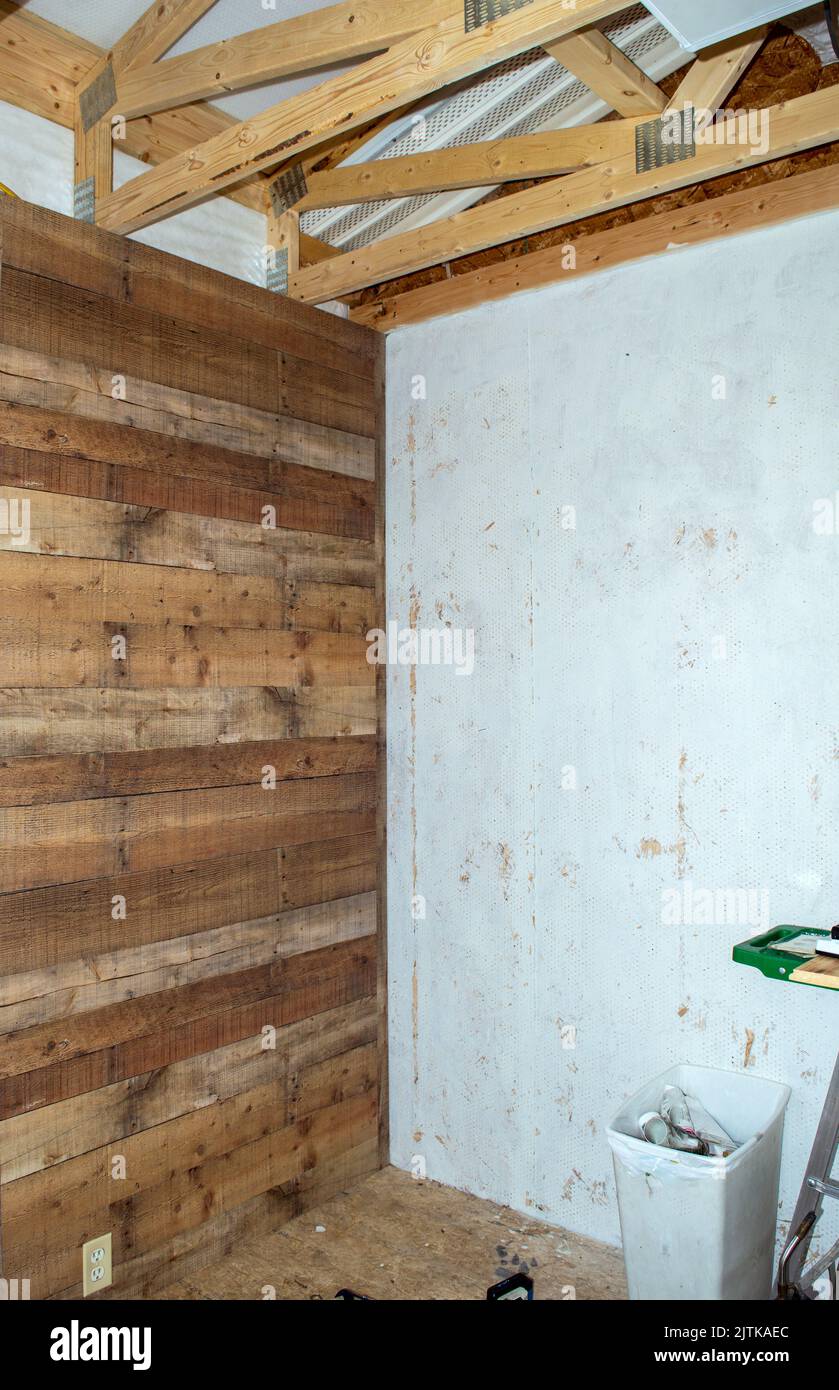 Una nuova stanza è in fase di costruzione. Le pareti rustiche e il decor metteranno in risalto l'effetto della casa colonica. Molto spazio di copia. Buona pubblicità per la costruzione Foto Stock