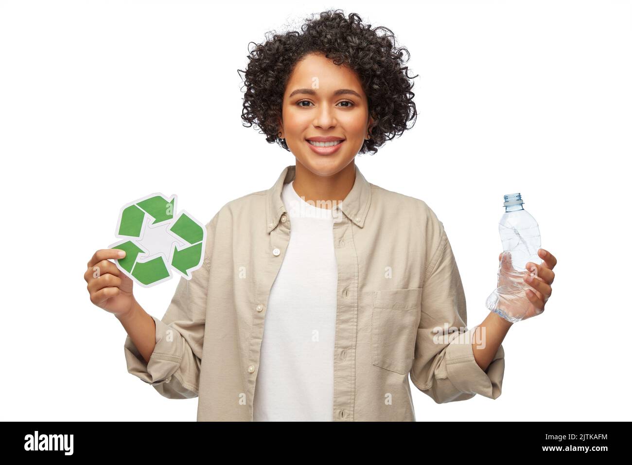 donna con simbolo verde di riciclaggio e bottiglia di plastica Foto Stock