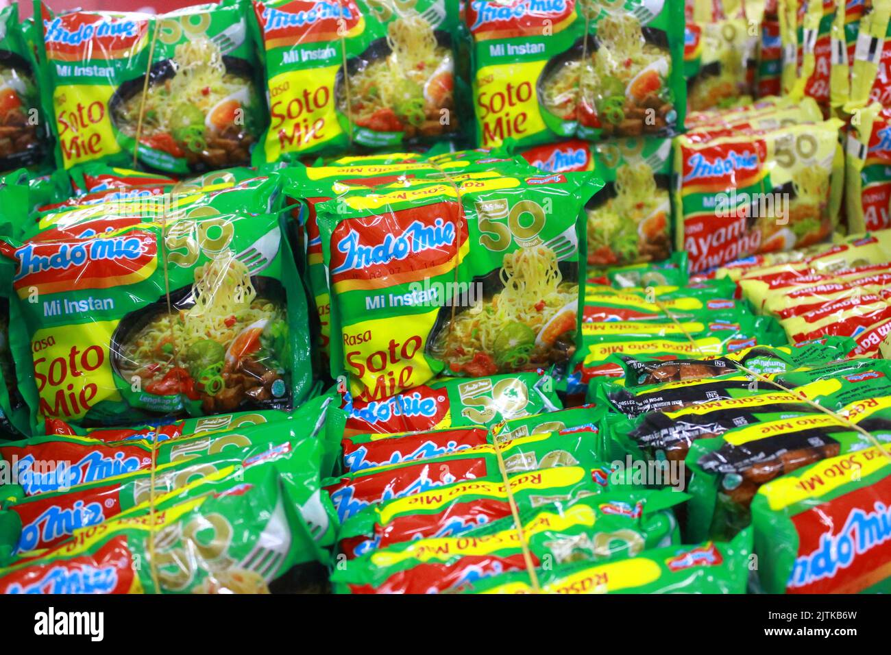 Sooto mie Indomie aromatizzato Noodle istantaneo venduto in bulk Foto Stock