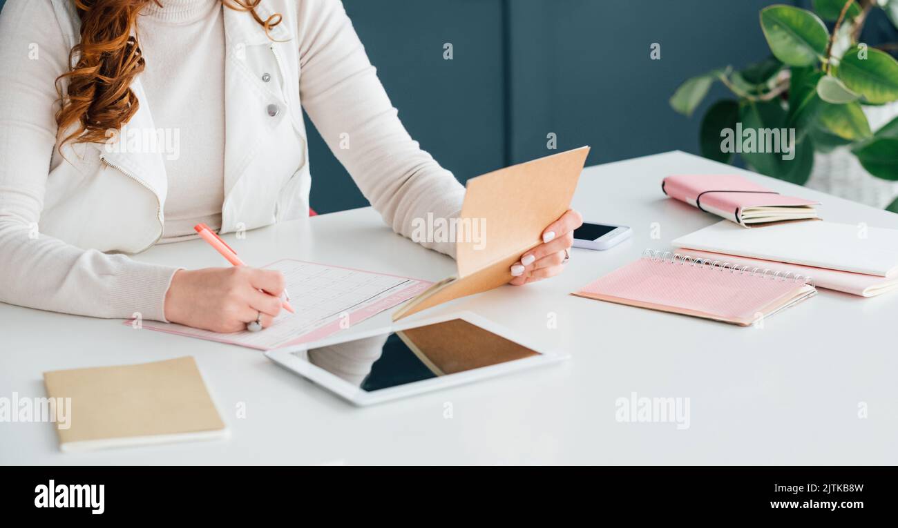 strumenti per l'ufficio di una donna esperta di marketing sui social media Foto Stock