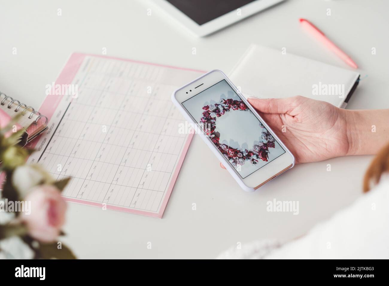 digital influencer smartphone internet marketing Foto Stock