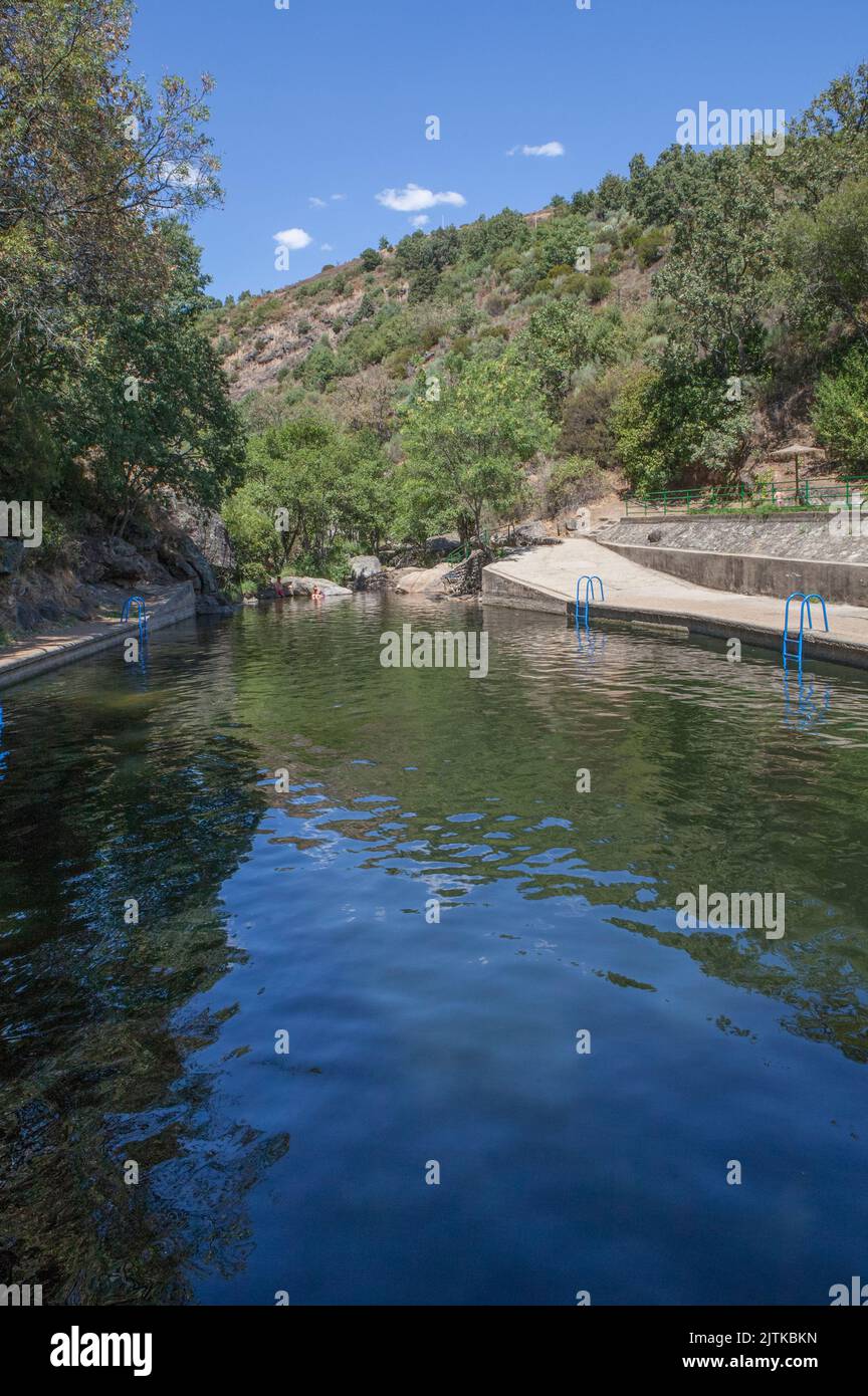 Vadillo piscina naturale. Acque cristalline nel cuore della contea di la vera. Losar de la vera, Caceres, Estremadura, Spagna Foto Stock