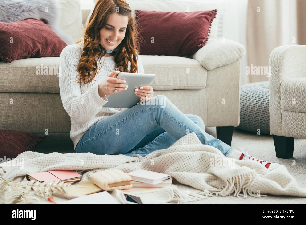 tablet per utenti di social media che promuovono i follower Foto Stock